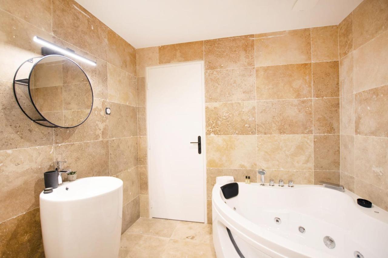 Guestready - Studio With Jacuzzi In The 10 Th Apartment Paris Bagian luar foto