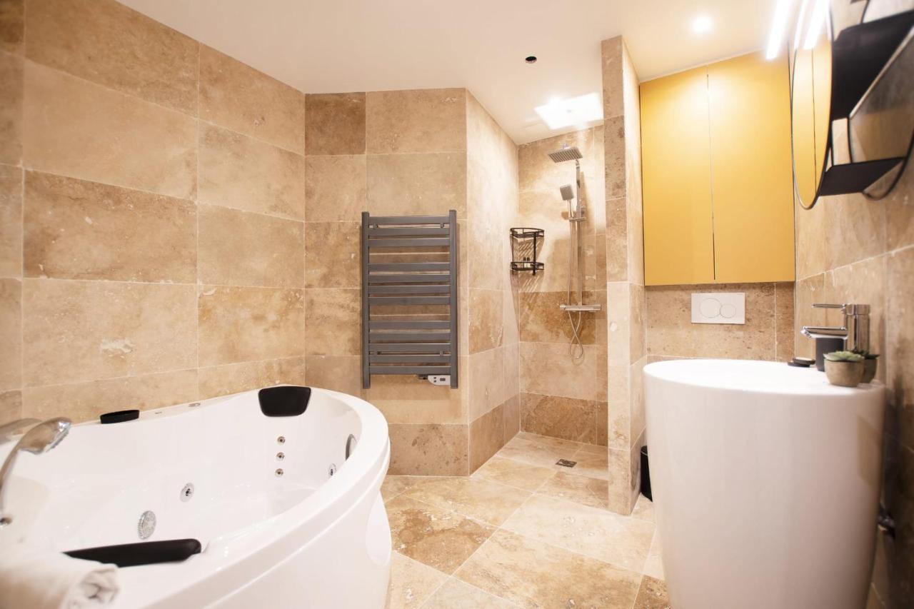 Guestready - Studio With Jacuzzi In The 10 Th Apartment Paris Bagian luar foto
