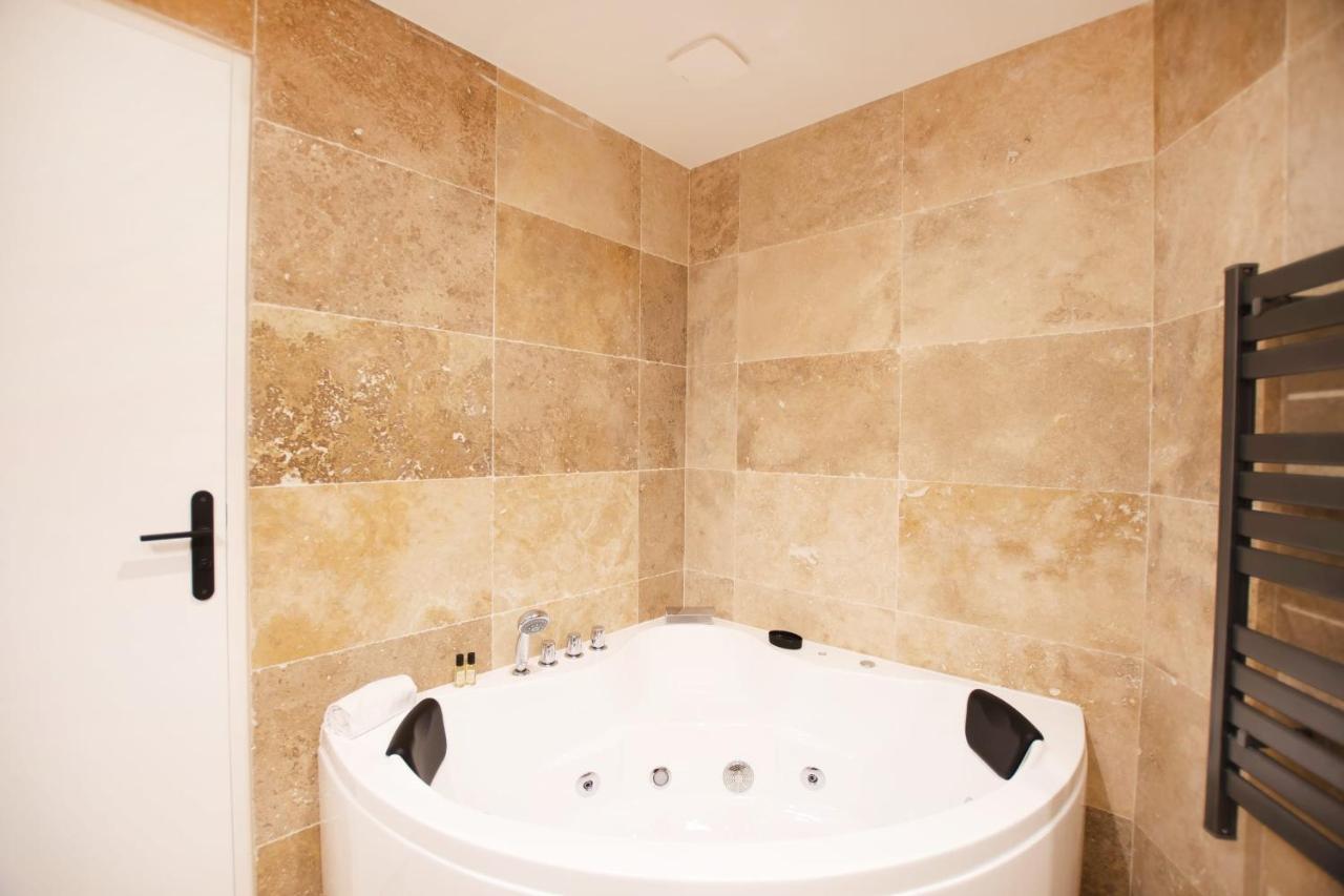 Guestready - Studio With Jacuzzi In The 10 Th Apartment Paris Bagian luar foto